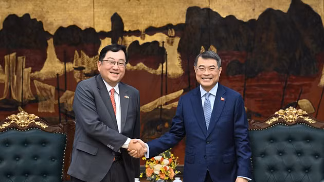 Le Premier ministre Le Minh Hung (droite) et l'ambassadeur de Malaisie au Vietnam, Tan Yang Thai. Photo : Nhân Dân.