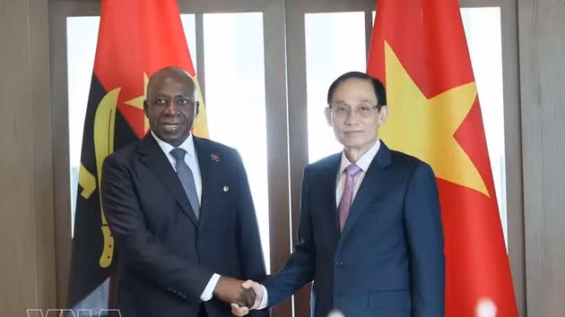 Le ministre vietnamien des Affaires étrangères, Lê Hoai Trung (droite), et son homologue angolais, Téte António. Photo: VNA.