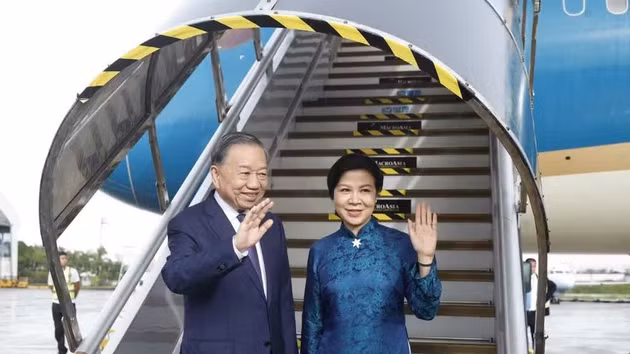 Le secrétaire général du Parti communiste du Vietnam et président de la République, To Lam, et son épouse quittent Manille, concluant avec succès leur visite d’État aux Philippines. Photo : VNA.