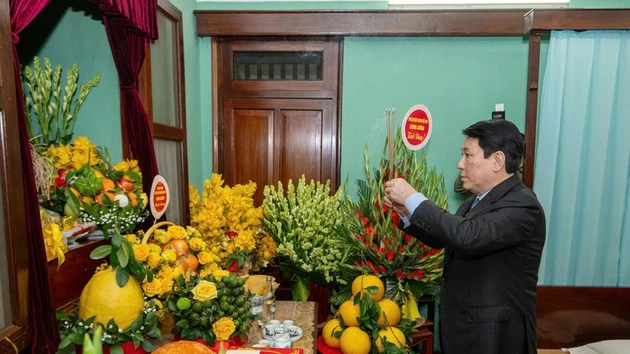 Le président Luong Cuong rend hommage au Président Ho Chi Minh à la Maison 67. Photo : NDEL.