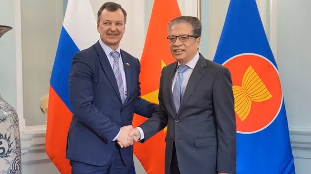 L’ambassadeur du Vietnam en Russie, Dang Minh Khoi (droite) et le premier vice-président du Conseil de la Fédération de Russie, A. Yatskin. Photo : Nhân Dân.