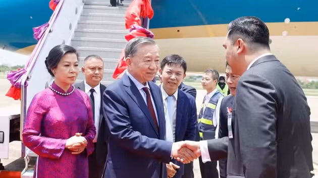 Le secrétaire général du Parti et président de la République To Lam et son épouse sont arrivés dans l’après-midi du 27 mai à l’aéroport international d’Udon Thani, entamant une visite officielle en Thaïlande du 27 au 29 mai. Photo : VNA.