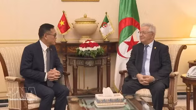 Le président du Conseil de la nation d’Algérie, Azzouz Nasri (droite) reçoit l'ambassadeur du Vietnam en Algérie, Tran Quoc Khanh. Photo : VNA.