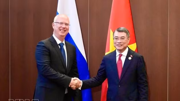 Le Premier ministre Le Minh Hung (droite) et le directeur général du Fonds d’investissement direct russe, Kiril Dmitriev. Photo: VNA.