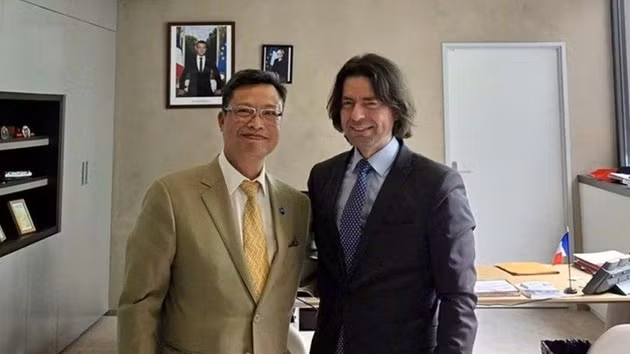L’ambassadeur du Vietnam en France, Trinh Duc Hai, et Guillaume Ollagnier, directeur général de la Direction générale des relations internationales et de la stratégie (DGRIS) du ministère français des Armées. Photo : Ambassade du Vietnam en France.
