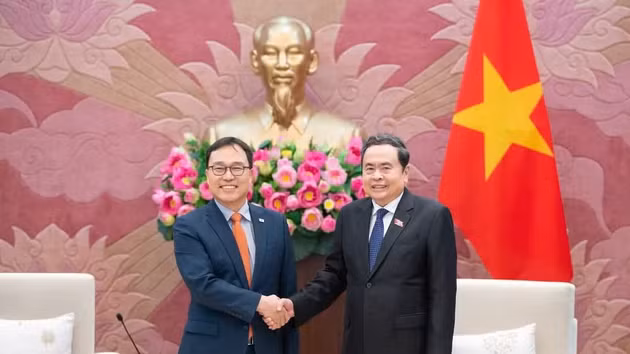 Le président de l’Assemblée nationale du Vietnam, Trân Thanh Mân (à gauche), serre la main de l’ambassadeur de la République de Corée, Choi Young Sam, à Hanoï, le 18 juin. Photo: Nhân Dân.