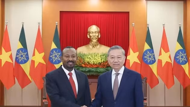 Le secrétaire général du Parti communiste du Vietnam (PCV), To Lam (à droite), et le président du Parti de la Prospérité et Premier ministre éthiopien, Abiy Ahmed Ali (15 avril 2025). Photo : VNA.
