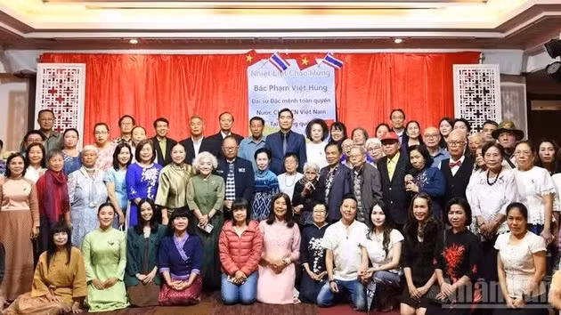 L’ambassadeur du Viet Nam en Thaïlande, Pham Viet Hung, rencontre le comité exécutif de l’Association des Vietnamiens de Chiang Mai ainsi que plus de 120 Vietnamiens résidant en Thaïlande, le 27 novembre 2025. Photo : Nhân Dân.