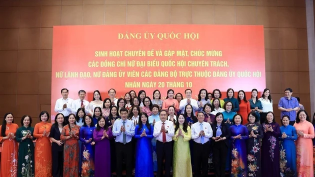 Le président de l’Assemblée nationale du Vietnam, Tran Thanh Man et les députées à temps plein, les dirigeantes ainsi que les membres féminines des organisations du Parti relevant du Comité du Parti de l’AN. Photo : VNA.