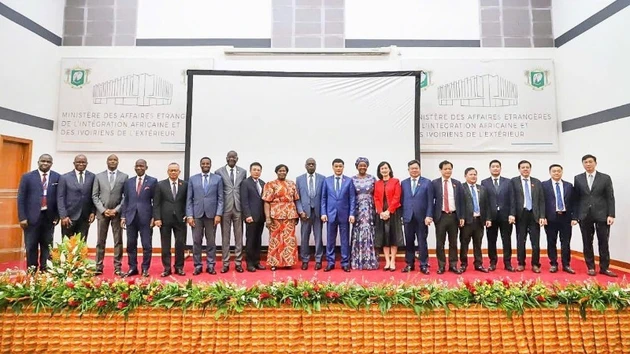 Le vice-président de l’Assemblée nationale Vu Hong Thanh et les délégués participant au séminaire. Photo : VNA.