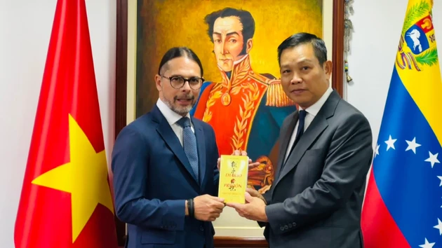 L'ambassadeur Vu Trung My offre au vice-président Freddy Nánez le recueil de poèmes « Nhật ký trong tù » (Carnet de prison) du président Ho Chi Minh, traduit en espagnol. Photo : Ambassade du Vietnam au Venezuela.