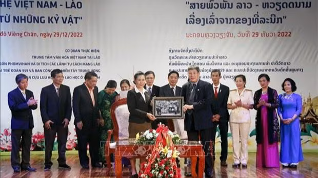 La famille d’un ancien expert vietnamien au Laos remet une photo de souvenir au Musée Kaysone Phomvihane, dans la capitale lao Vientiane. Photo: VNA