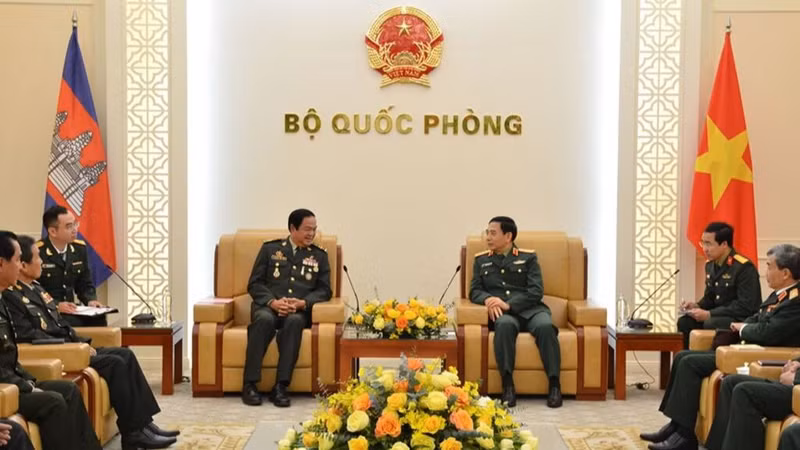 Le ministre de la Défense Phan Van Giang (droite) a reçu le 29 décembre à Hanoï le général Kun Kim. Photo : qdnd/