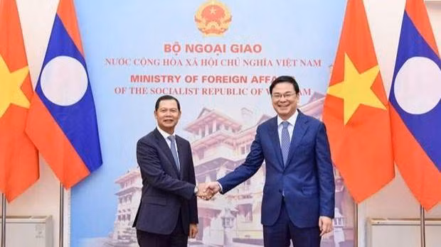 Le vice-ministre vietnamien des Affaires étrangères, Pham Quang Hieu (droite), et son homologue lao Phoxay Khaykhamphithoune. Photo: ministère des Affaires étrangères