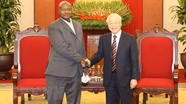Le Secrétaire général du Parti, Nguyên Phu Trong (à droite) et le Président ougandais, Yoweri Kaguta Museveni. Photo : VNA.