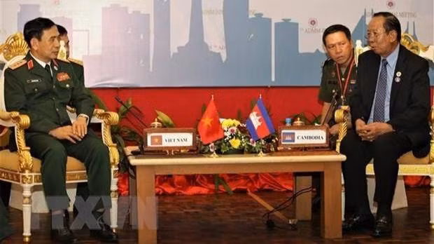 Le ministre vietnamien de la Défense Phan Van Giang (à gauche) et le général Tea Banh, Vice-Premier ministre et ministre de la Défense du Cambodge. Photo : VNA.