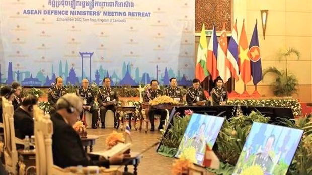 La réunion à huis clos des ministres de la Défense de l’ASEAN (ADMM Retreat) à Siem Reap, le 22 novembre. Photo : VNA.