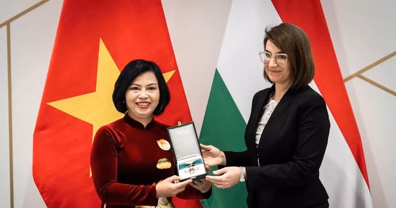La secrétaire d'État aux relations bilatérales, Illés Boglárka, remet l'Ordre du Mérite hongrois à l’ambassadrice du Vietnam en Hongrie, Nguyen Thi Bich Thao (gauche). Photo : VNA.
