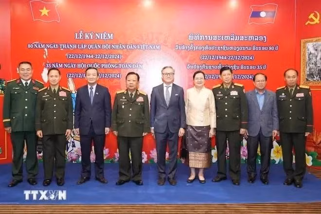 Le 80e anniversaire de la fondation de l'Armée populaire du Vietnam célébré au Laos
