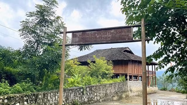 Les routes de village ont été réparés, l'environnement et le paysage ont été soignés et nettoyés. Photo : nhandan.vn Les routes de village ont été réparés, l'environnement et le paysage ont été soignés et nettoyés. Photo : nhandan.vn