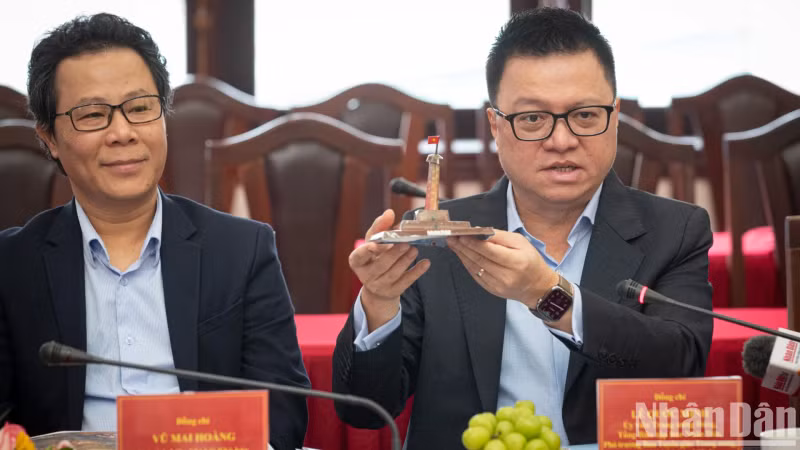 Le rédacteur en chef Lê Quốc Minh présente les produits de communication créative du journal Nhân Dân. Photo : SƠN TÙNG.