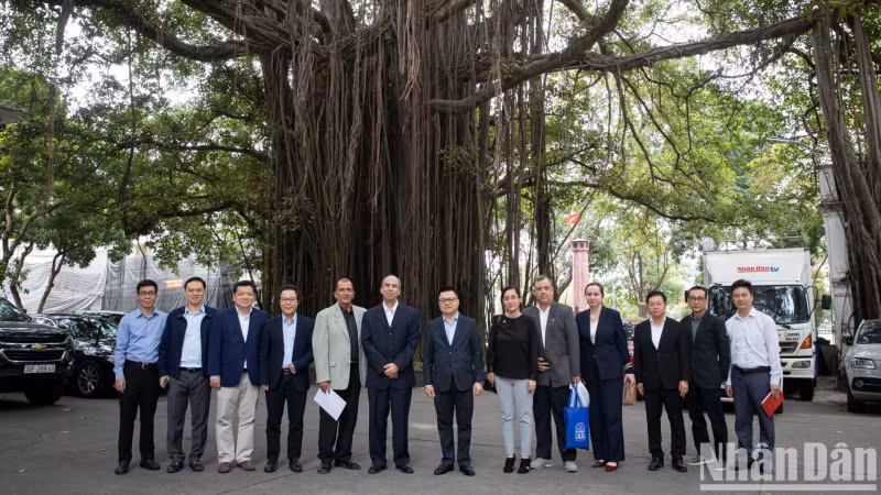 Les délégués posent pour une photo souvenir sous le banian de Hàng Trông dans l'enceinte du journal Nhân Dân.)