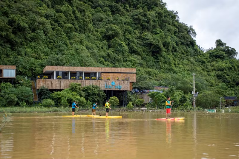 Les visiteurs pagaient pendant les inondations à Tân Hoa. Photo : Oxalis Adventure. Les visiteurs pagaient pendant les inondations à Tân Hoa. Photo : Oxalis Adventure.