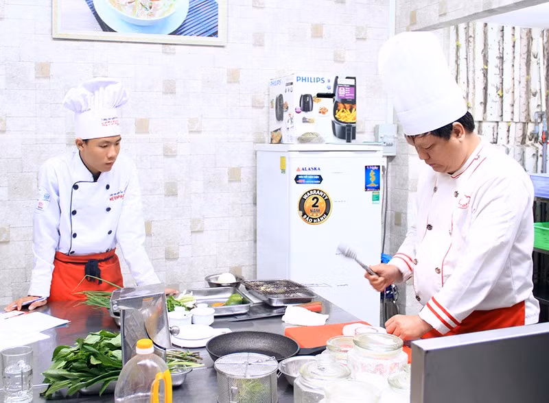 Kim Chey Peng, un jeune homme de Phnom Penh, trouve son grande inspiration dans le « phở vietnamien ». Photo : thoidai.com.vn