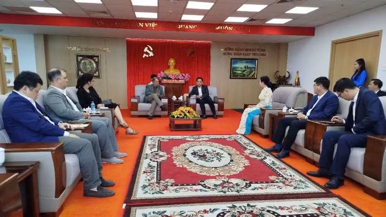 La vue générale de la séance de travail entre la délégation cubaine du journal Granma et le Comité populaire de la province de Binh Duong. Photo : nhandan.vn