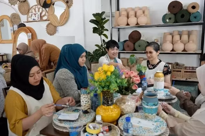 Un atelier d'artisanat a été organisé par l'Ambassade du Vietnam à Brunei en collaboration avec Rattan House. Photo: baoquocte.vn