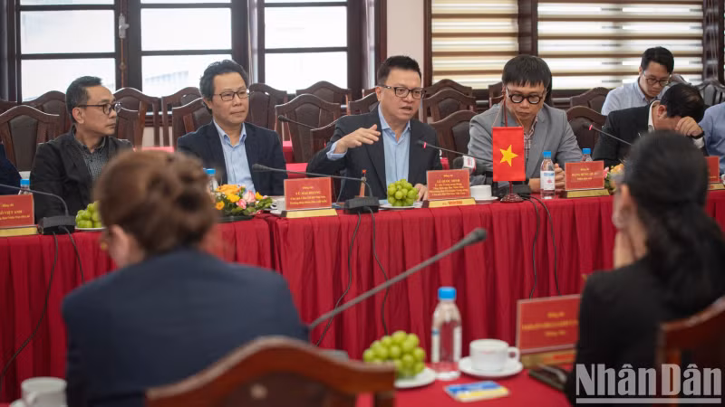 Le rédacteur en chef Lê Quôc Minh prend la parole lors du séminaire. Photo : nhandan.vn
