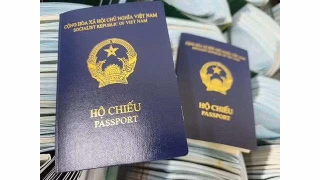 Le passeport vietnamien avec une couverture bleu-violet. Photo: tienphong.vn 