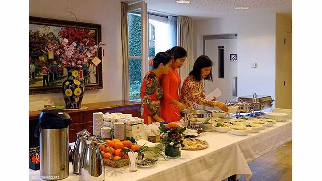Tout en voyageant à travers l'écran vers les paysages de toutes les régions du Vietnam, les invités ont écouté la présentation de la gastronomie vietnamienne. En particulier, l’épouse de l’ambassadeur vietnamien, Lê Thi Hiên Anh, a guidé les invités pour faire le « bun bo » Nam Bô (vermicelles de riz aux bœufs). Photo: baoquocte.vn