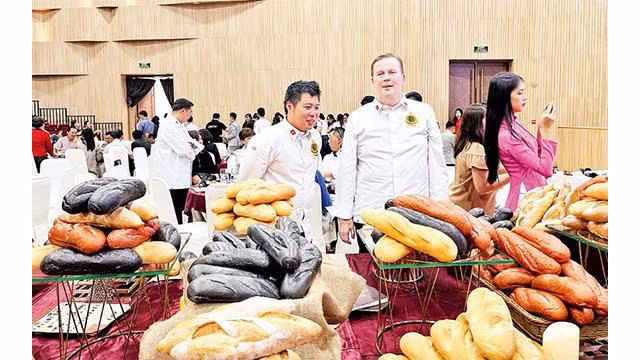 Le « banh mi » est non seulement un plat introduit au Vietnam il y a plus de 100 ans, mais actuellement un plat familier pour tous les Vietnamiens ; et, en même temps, est devenu une « marque » de la cuisine vietnamienne reconnue et appréciée dans le monde. Photo: NDEL