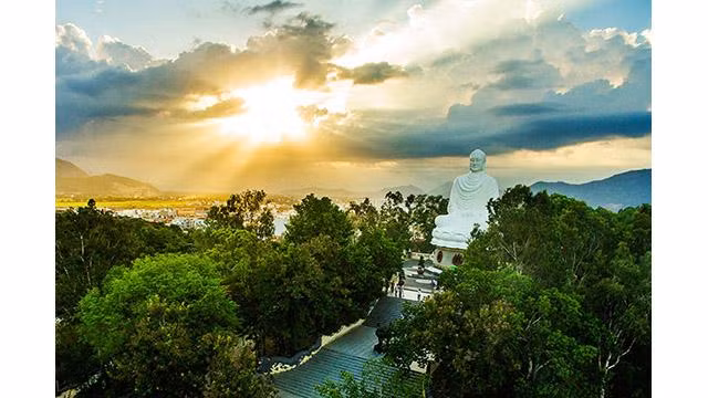 La statue du Bouddha blanc à la pagode Long Son. Photo : dulich.petrotimes.vn