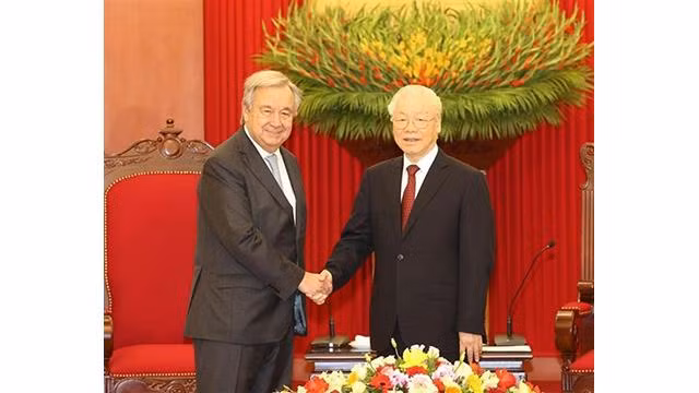 Le Secrétaire général du Parti, Nguyên Phu Trong (à droite), et le Secrétaire général des Nations Unies, António Guterres. Photo : VNA.