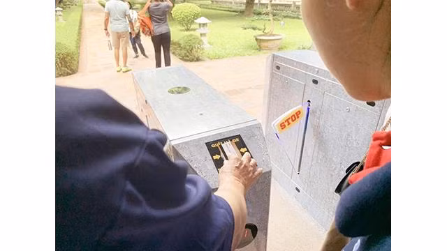 La « Carte Vietnam - Carte touristique intelligente » est un produit relevant du programme « Carte Vietnam - Une carte unique pour tout service au Vietnam ». Photo : Administration nationale du Tourisme.