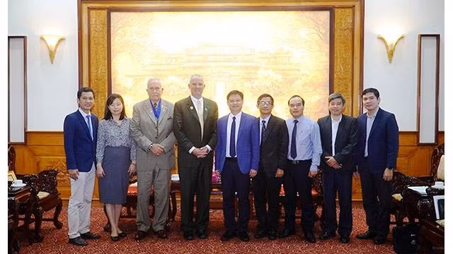 Le vice-président permanent du Comité populaire provincial, Nguyên Thanh Binh, et la délégation du Fonds COFC. Photo : www.thuathienhue.gov.vn