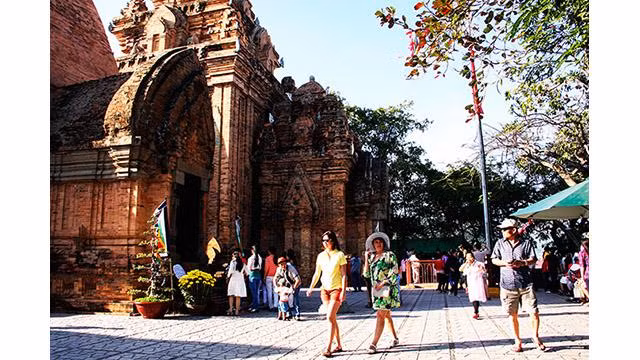 La tour Ponagar a été construite par l’ethnie Cham entre le VIIIe et le XIIIe siècle, pour vénérer la déesse Ponagar, la mère du pays cham. Photo : dulich.petrotimes.vn