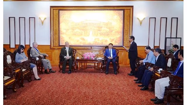  Le vice-président permanent du Comité populaire provincial de Thua Thiên Huê, Nguyên Thanh Binh, reçoit une délégation du Fonds américain COFC. Photo : www.thuathienhue.gov.vn