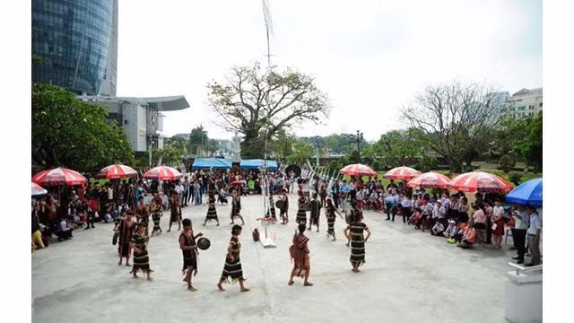 Dà Nang renforce le soutien à la recherche, à la collecte, à la documentation et à la communication sur les valeurs culturelles traditionnelles de l'ethnie Co Tu. Photo : NDEL.