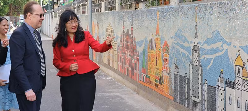 Cette mosaïque murale, située sur le campus de l'Académie diplomatique, est assemblée à partir de pièces en céramique par l'artiste Nguyên Thi Thu Thuy, qui est également l'auteur et l'organisateur de la « Route de la céramique le long du fleuve Rouge ». Photo : thoidai.com.vn Cette mosaïque murale, située sur le campus de l'Académie diplomatique, est assemblée à partir de pièces en céramique par l'artiste Nguyên Thi Thu Thuy, qui est également l'auteur et l'organisateur de la « Route de la céramique le long du fleuve Rouge ». Photo : thoidai.com.vn