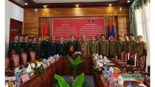 Les gardes-frontières de la province de Diên Biên et le Service de sécurité de la province de Luang Prabang. Photo : quandoinhandan.vn Les gardes-frontières de la province de Diên Biên et le Service de sécurité de la province de Luang Prabang. Photo : quandoinhandan.vn