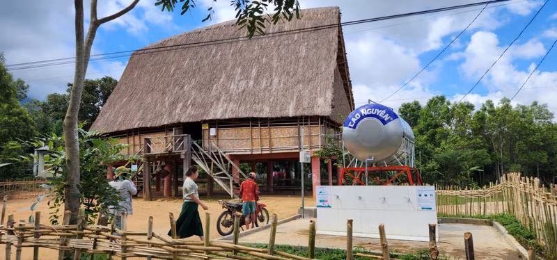 Un forage de puits financé par l’ASIF contribue à fournir de l’eau potable pour répondre aux besoins quotidiens des minorités ethniques à Tây Nguyên. Photo: thoidai