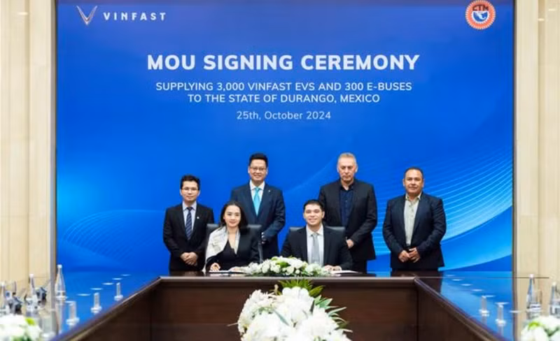 Cérémonie de signature d'un protocole d'accord (MoU) entre VinFast et le Syndicat des conducteurs et travailleurs de Durango au Mexique. Photo : VNA.