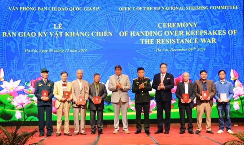 Remise des souvenirs des martyrs et anciens combattants vietnamiens fournis par les États-Unis. Photo: qdnd.vn