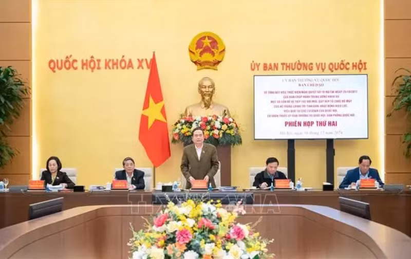 Le président de l'AN, Tran Thanh Man préside la 2e réunion sur le bilan de la résolution n°18-NQ/TW du 12e Comité central du Parti. Photo: VNA