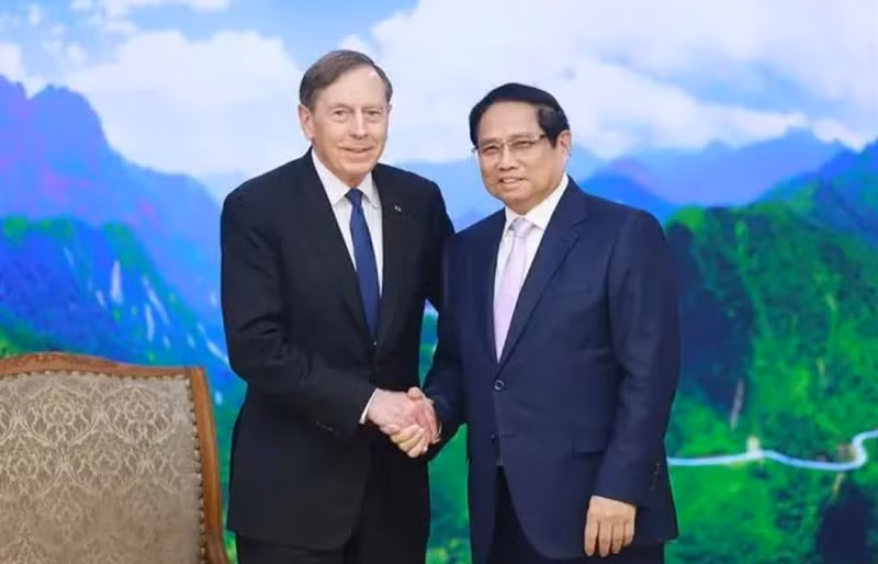 Le Premier ministre Pham Minh Chinh (droite) et David Petraeus, partenaire de la société d'investissement KKR et président du KKR Global Institute. Photo: VNA.