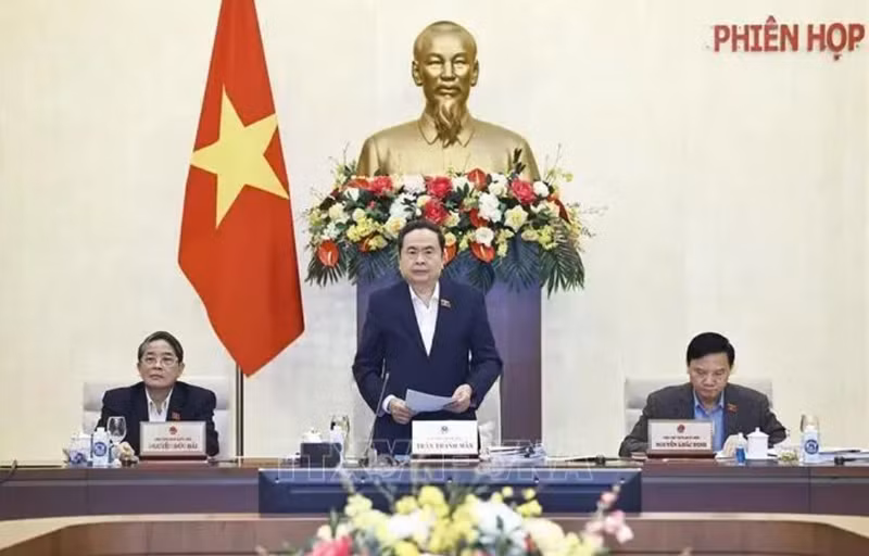 Le président de l’AN Tran Thanh Man (debout) à l’ouverture de la réunion. Photo : VNA.