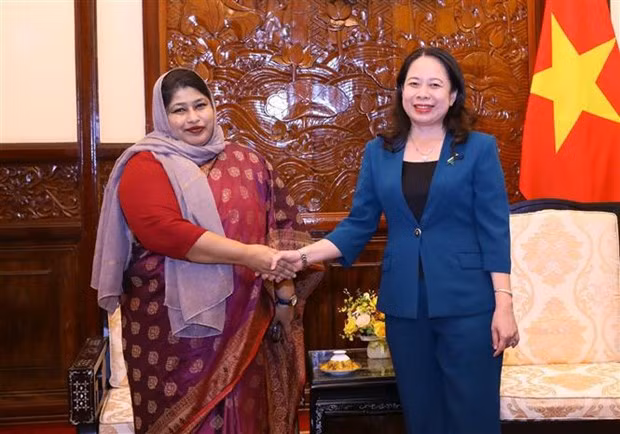 La vice-présidente de la République Vo Thi Anh Xuân (à droite) et l'ambassadrice du Bangladesh, Samina Naz. Photo : VNA